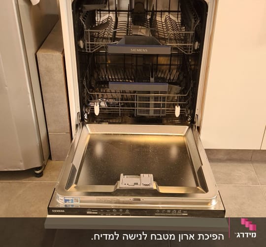 מדיח כלים פתוח עם מדפים ריקים במטבח